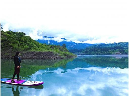 【東北・山形県】西川町・月山湖SUPツアー☆月山の眺望と大噴水をサップで水面から眺めよう！ガイド付き、装備レンタル込み、写真データ無料！の画像
