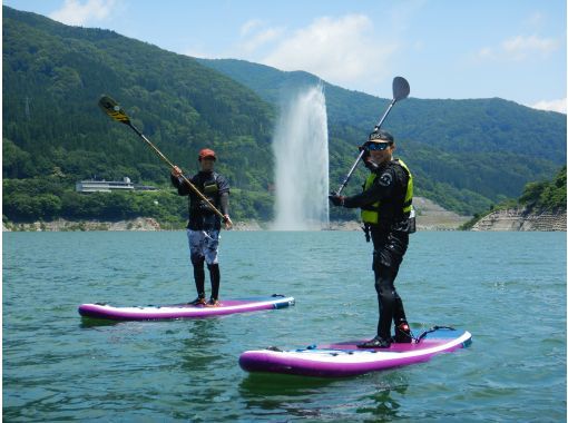 【東北・山形】月山湖SUPツアー☆月山の眺望と大噴水をサップで水面から眺めよう！初めてでも安心、ガイド付き、装備レンタル込、写真データ無料！の画像