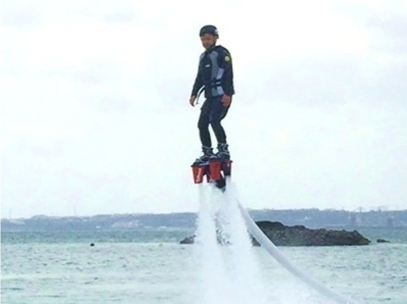 【沖縄・恩納村】青い海・青い空で空中散歩!フライボード体験