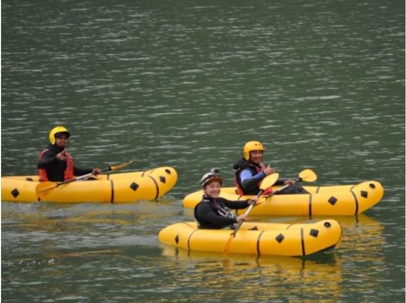 [群马/水上]PackRafting半日课程让我们用小学生可以参加的Packraft探索漂浮的湖♪の紹介画像