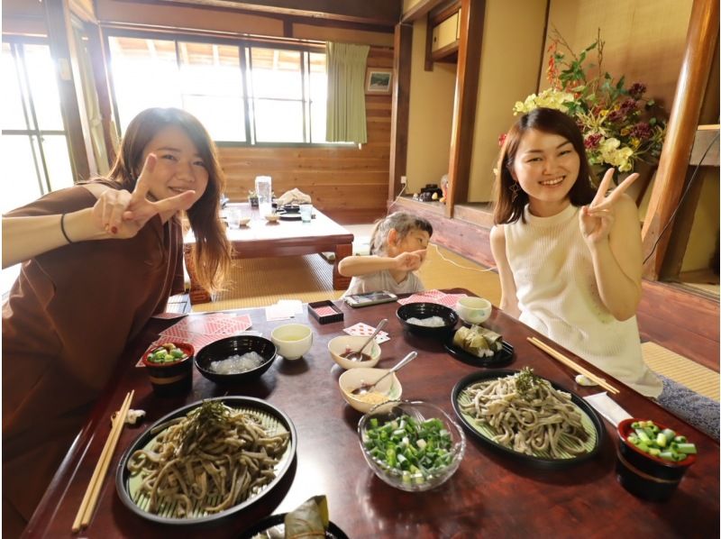 京都】当店人気NO１！日本で唯一の「茶蕎麦打ち」と奈良の郷土料理「柿の葉寿司」「葛餅」つくりが一度に楽しめる。丁寧なサポートで初心者も安心　アクティビティジャパン
