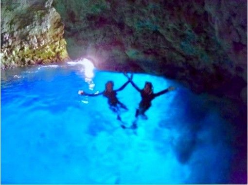 【沖縄恩納村・青の洞窟シュノーケル】家族、カップル、友達みんなで楽しもう☆一人参加も大歓迎(*^^*)当日予約可能！の画像
