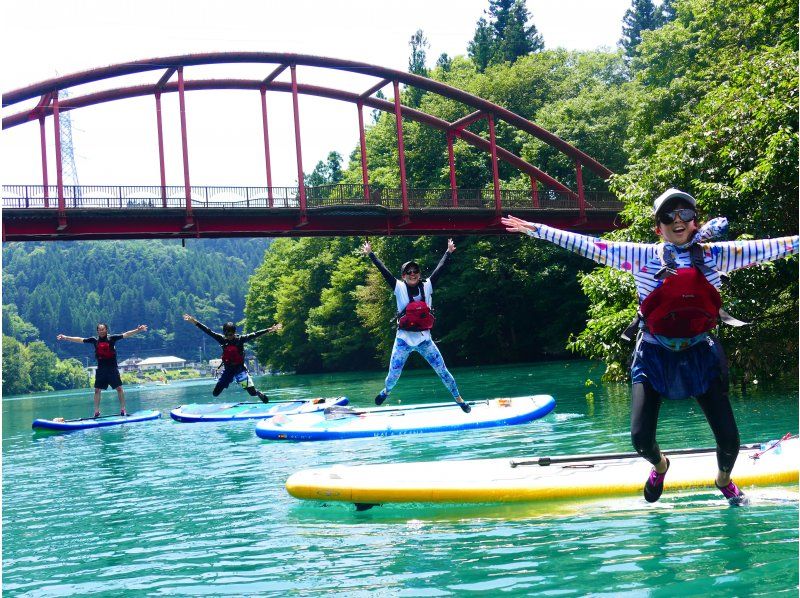 【群馬・四万】四万湖半日レイクSUPツアー：「四万ブルー」と称される綺麗なコバルトブルーの湖でSUPを楽しめる！の紹介画像