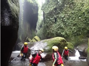 [Oita/Yufugawa Gorge] Yufugawa Gorge 15m waterfall descending course private tour! Canyoning + river tubeの画像
