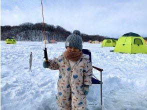 [Hokkaido, Sapporo area] Pick-up and drop-off available, tent rental available ★ Full experience plan ❤️ Challenge yourself from drilling holes to catching fish and making tempura! OK for ages 5 and up ❤️ Smelt fishing with a fishing hermit