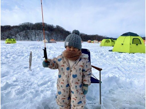 【北海道・札幌近郊】送迎あり・テント貸切★丸ごと体験プラン❤️穴あけ〜釣って天ぷらまでチャレンジ！５歳からOK❤️釣り仙人と行くワカサギ釣りの画像