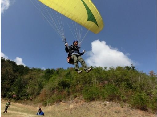 For inbound tourists [Kyoto/Kameoka] Paragliding experience "Petit Challenge + 470m Tandem Course" Free pick-up and drop-off available! Ages 10 and upの画像