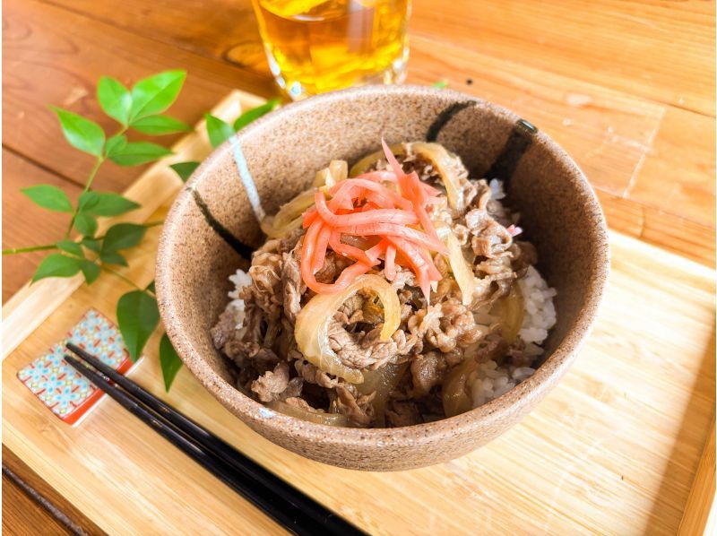 The ubiquitous Japanese beef rice bowl: Gyudon with side dishesの紹介画像