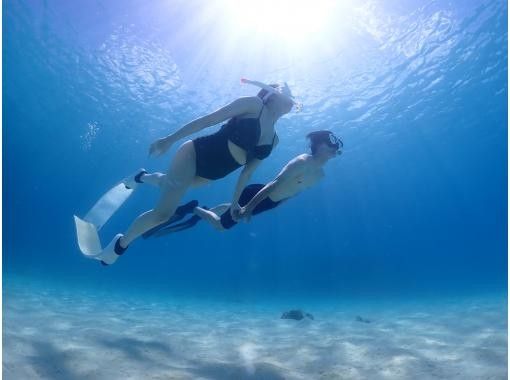 沖縄・本部町・白い砂地に綺麗な珊瑚やお魚が綺麗で人気なゴリラチョップビーチ/スキンダイビングꕥ初心者大歓迎！家族・カップル・女性におすすめ！の画像