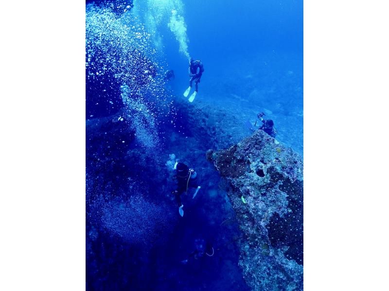 【沖縄・宮古島　人気NO1絶景と感動の地形ファンダイビング】自社船　2ダイブ　少人数制【器材一式レンタル  ・ドリンク  ・送迎・写真無料】の紹介画像