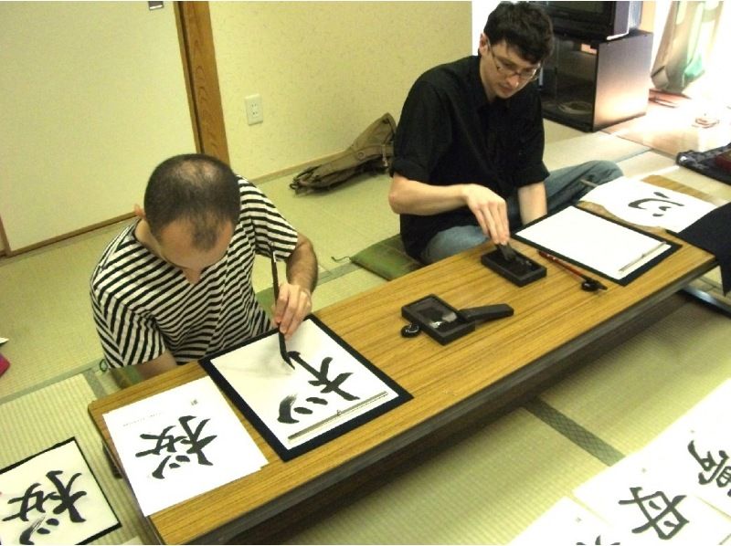 [Chiba/Inage] Calligraphy experience in a Japanese-style room ~ First-timers and solo travelers are welcome! Let's write kanji with a brush on paper or paper fans! The name is also in kanji! Includes inking experience! OK from 7 years oldの紹介画像