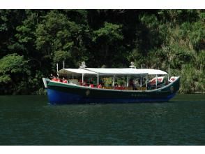 [Okinawa/Yanbaru] Let's observe the world natural heritage forest from the lake! 60 minutes nature observation boat cruise