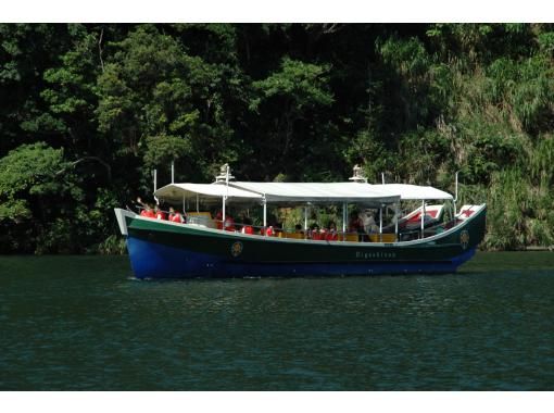 [Okinawa/Yanbaru] Let's observe the world natural heritage forest from the lake! 60 minutes nature observation boat cruiseの画像