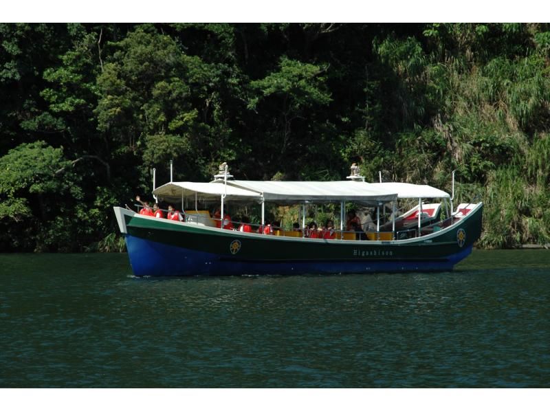 [Okinawa/Yanbaru] Let's observe the world natural heritage forest from the lake! 60 minutes nature observation boat cruiseの紹介画像