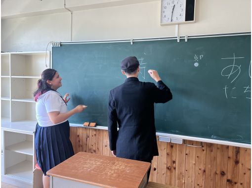 [Shinjuku ⇄ Chiba] Experience a rural Japanese school! Wear a uniform and experience calligraphy, school lunches, sports days, and more with your teachers!の画像