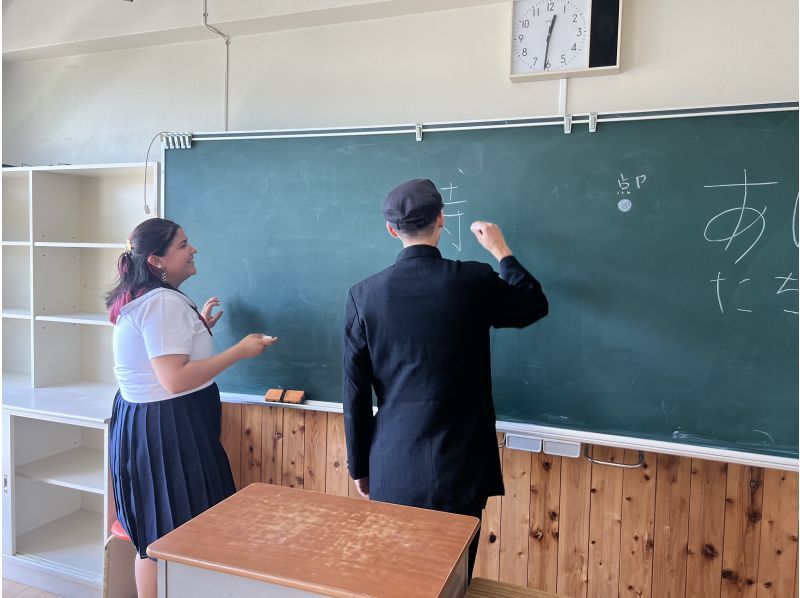 [Shinjuku ⇄ Chiba] Experience a rural Japanese school! Wear a uniform and experience calligraphy, school lunches, sports days, and more with your teachers!の紹介画像