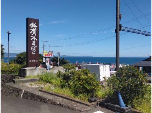 [神奈川/小田原]在從山上眺望相模灣的“Suzuhiro Kamaboko Enoura store”的車裡睡覺（推薦露營車）の画像