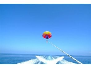 Parasailing from Onna Village ☆ Recommended for couples and families ☆ Depending on the course, you can see all the way to the east coast! There is no doubt that you will make the best memories♪ Regular flight