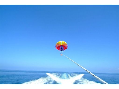Parasailing from Onna Village ☆ Recommended for couples and families ☆ Depending on the course, you can see all the way to the east coast! There is no doubt that you will make the best memories♪ Regular flightの画像