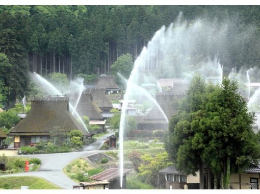 SALE！京都美山かやぶきの里・年に2回の一斉放水ツアー ～5分間の水の舞～〈専用車1台8名様限定〉の画像