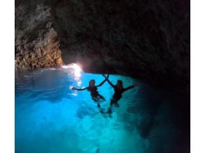 [Spring sale underway] Great value experience ♪ Okinawa Blue Cave snorkeling ☆ It's okay even if you can't swim! ! One person can participate, from 5 years old to 65 years old.の画像
