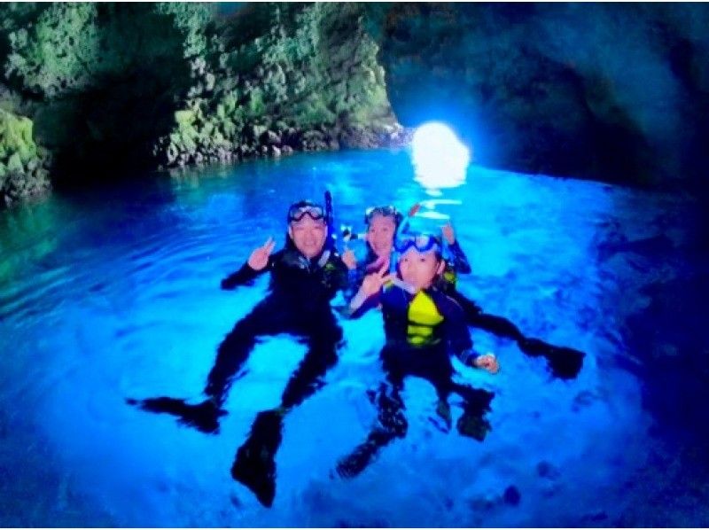 1人1组包场，小朋友也可以安心安全出行♪ 【冲绳恩纳村青之洞窟浮潜】5岁~65岁皆可参加☆ \ 很刺激！ ！海洋、鱼类和洞穴探索/当天可预约！の紹介画像