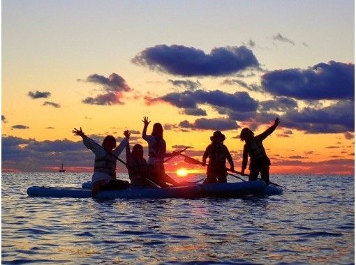 Miyakojima《You can bring your dog! Completely Chartered VIP》[Sunset SUP Tour] Fully reserved and elegantly enjoyed ♪ Luxury time watching the sunset from the sea!の画像