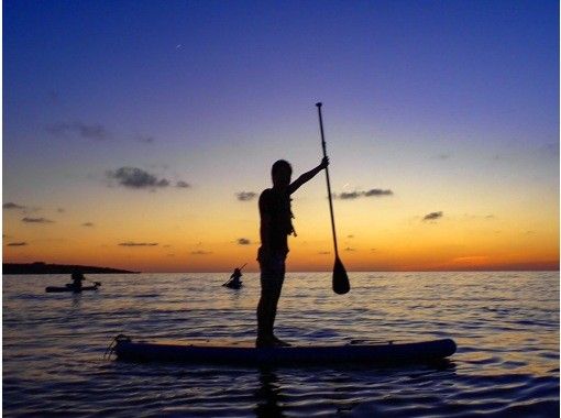 宮古島人気1位《愛犬連れOK！完全貸切VIP》【サンセットSUPツアー】完全貸切で優雅に満喫♪海の上から夕日を眺める贅沢時間！の画像