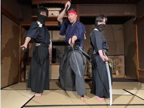 [东京/浅草] SAMURAI！由活跃在电影中的演员表演的真正的武士表演！距离一米之遥，体验美丽的技术和日本精神！
