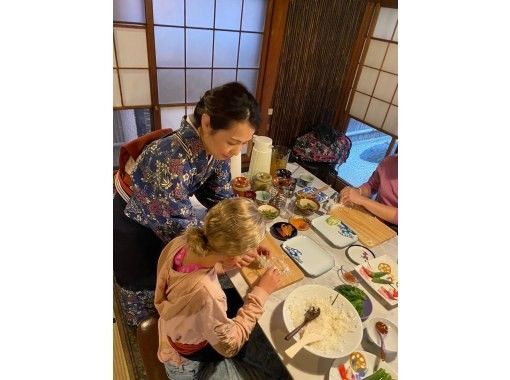 超級夏季促銷2024 [東京/淺草] 與日本媽媽一起享受有趣的日本烹飪體驗！讓我們邊笑邊製作色彩繽紛、美麗的日本料理吧！清真兼容！の画像