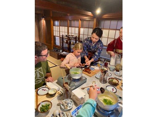 [Tokyo, Asakusa] A fun Japanese cooking experience with Japanese moms! Full of moms' wisdom! A colorful vegetable-based sushi experience!の画像