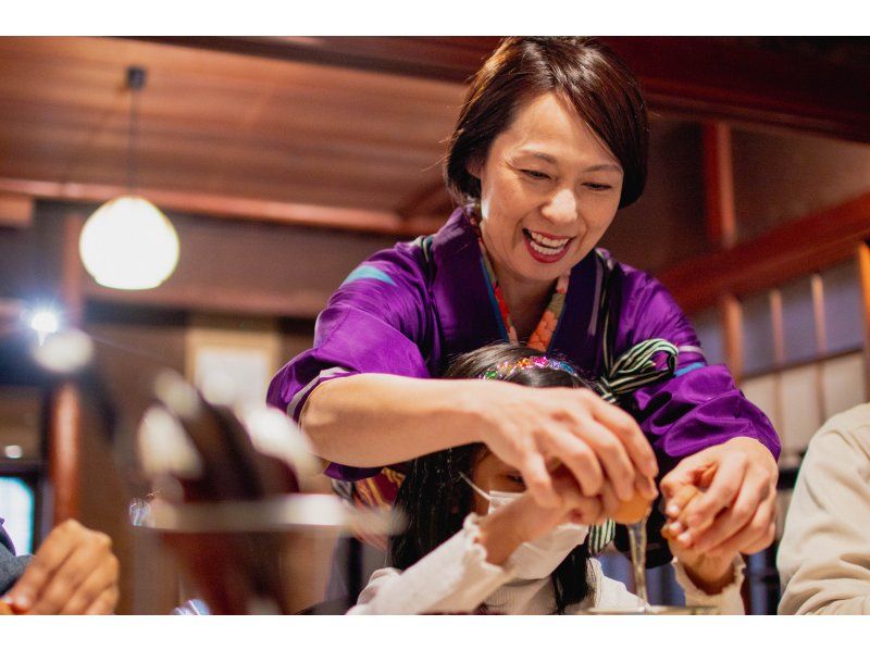 SALE！【東京・浅草】】セットでとってもお得！日本のお母さん達と楽しく美しい手毬寿司を作り、本当のお抹茶を体験！の紹介画像