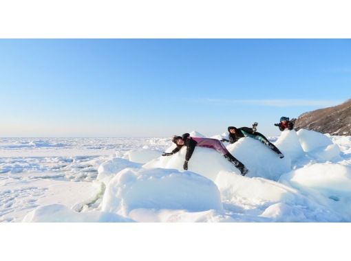 [Hokkaido/Shiretoko Utoro] Full-day winter full-day plan Furepe Falls snowshoeing + Drift ice walk® + Location guideの画像