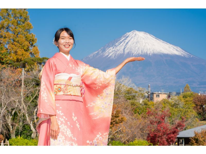 [ชิซูโอกะ/ฟูจิโนะมิยะ] เช่าชุดกิโมโนผ้าไหมแท้แขนยาวแท้ (รวมตัวเลือกทำผม แต่งหน้า และถ่ายรูป) - เดินเล่นรอบ ๆ Sengen Taisha ศาลเจ้าหลักของศาลเจ้า Sengen พร้อมชมภูเขาไฟฟูจิ! มีชุดกิโมโนสำหรับผู้ชายให้เช่าの紹介画像
