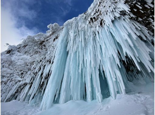 【山形・蔵王】氷瀑スノートレッキング 山形の冬の絶景を歩く！映画のような氷の世界へ☆ガイド同行＆専門装備レンタル付きの画像