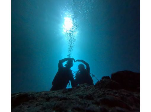 【沖縄 恩納村青の洞窟】10大特典無料 沖縄 青の洞窟ボート体験ダイビング 　専属ガイド・Goproカメラレンタル特典満載の画像