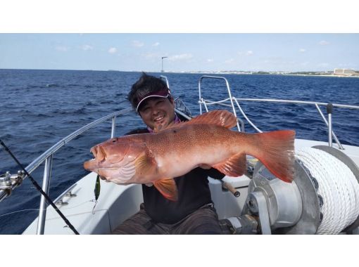 [Okinawa, Itoman City] Cruiser charter (50 cm or more) aiming for big fish, striped amberjack (akajin) tenya fishing 3 hours / equipment included / pick-up and drop-off availableの画像