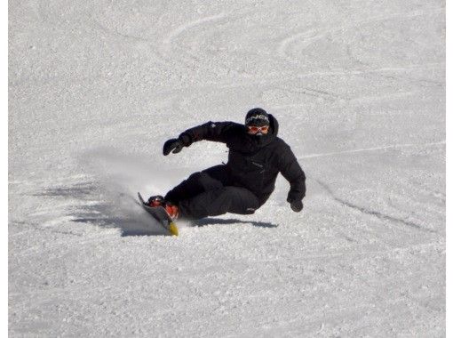 [Nagano Prefecture / Lake Shirakaba area] [Recommended for repeat customers] Alpine snowboarding (1-hour plan with photo shoot for form check)の画像