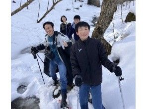 お手軽　スノーシュー、スノートレッキング　約1時間30分　安全な雪の森の中をちょっとだけ体験　のんびり 秘密のトレイル散策プラン
