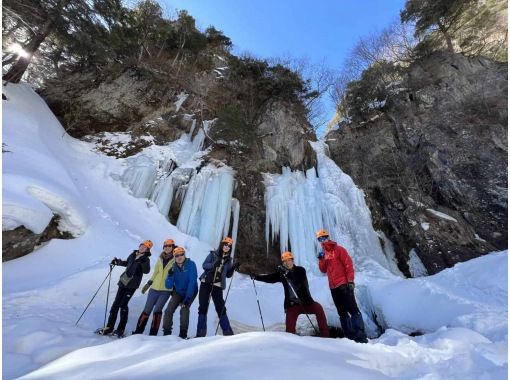 【栃木・日光】氷瀑スノーシューハイク アイスブルーの氷瀑 「庵滝コース」の画像