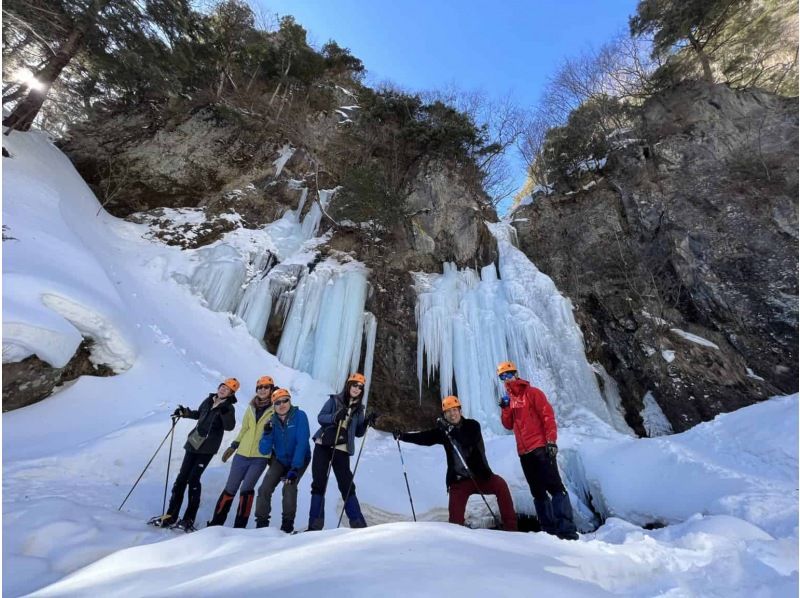 【栃木・日光】氷瀑スノーシューハイク アイスブルーの氷瀑 「庵滝コース」の紹介画像