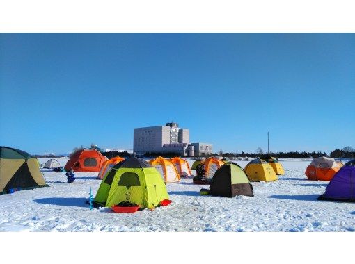 [Hokkaido, Sapporo suburbs, Ibaraki River] Ice fishing for smelt starting at 8:30 AM ◆Includes a 1,000 yen Chateraise dessert voucher or hot spring bath voucherの画像