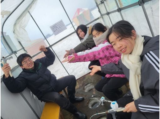 [Hokkaido, Sapporo] Same-day reservations accepted! Ice fishing experience with transportation! Tempura included! Separate flush toilets for men and women and a warm rest hut! Safe for women and children!の画像