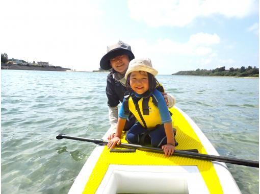 《Family only♪》 Approximately 30 minutes from Naha ♪ Beginner gathering [Natural deserted island landing SUP tour] ★ Half price for 3-7 years old ★ Free transportation ★ Children's exclusive instructor includedの画像