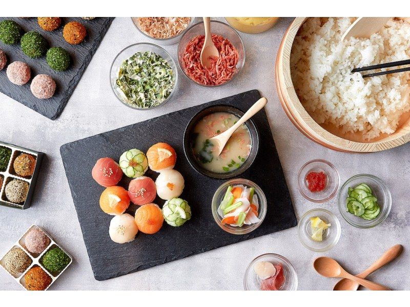 Japanese cooking experience in Asakusa (roll sushi & temari sushi cooking class)の紹介画像