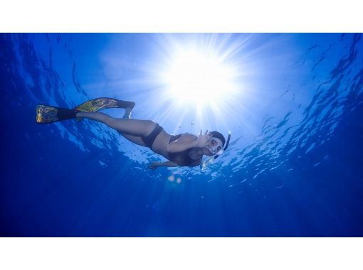 【水納島・瀬底島】ボートスキンダイビング2本　(8歳から参加OK) 写真・動画無料プレゼントの画像