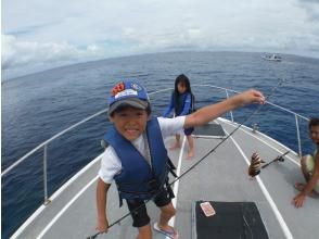 [โอกินาว่า Chatan] ออกเดินทางจาก Chatan 2 ชั่วโมงตกปลา gomoku มือเปล่าตกลงตกปลาบนเรือの画像