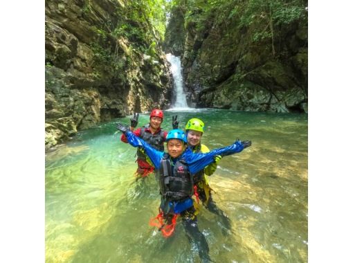 [Okinawa/Yanbaru] Parents and children can play! River trekking & canyoning | Half-day tour | Photos and videos includedの画像