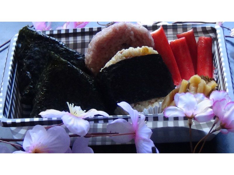 [Tokyo / Shinjuku] Onigiri cooking class and Shinjuku Gyoen Picnicの紹介画像