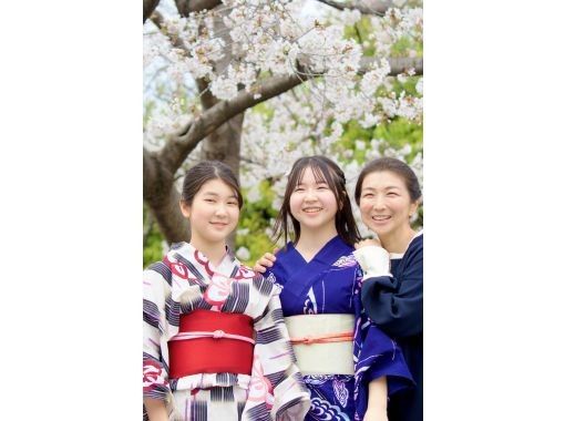 SALE! Kimono will be 100 times more fun! Learn beautiful kimono manners from an actress! Have a fun matcha experience and wear a kimono beautifully!の画像